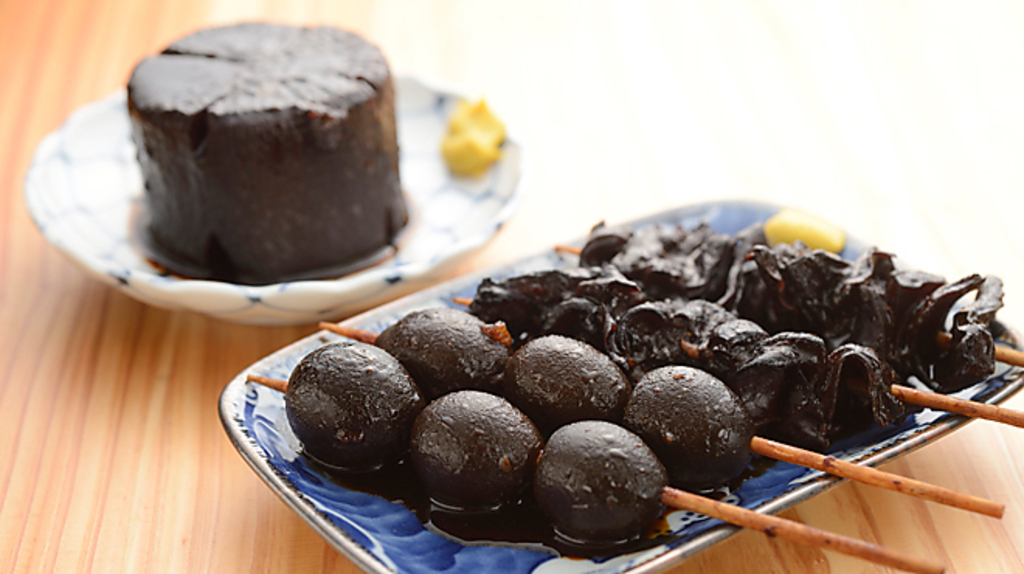 こちらも名物の煮込み　最強肉豆腐に大根、牛すじ、うずら