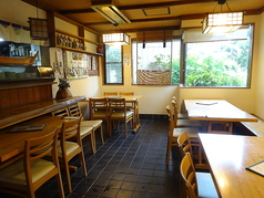 一階のお席です。ベビーカーや車いすのままでもどうぞ。2～6人席あり