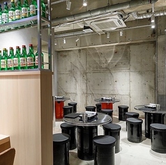 親しい友人との食事会はもちろん、テーブルを繋げることで最大18名様までの団体宴会にも対応可能です。広々としたレイアウトで、自慢のタッカンマリを囲みながら賑やかな時間をお過ごしいただけます。打ち上げや季節の集まりなど、様々なシーンでぜひご利用ください。