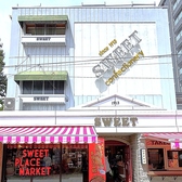 縄手本店の建物は3階建てなんです。1階が「CAFE SWEET」、3階はコワーキングスペース「SWEET WORK」になっています（SWEET WORKの入口は四柱神社の参拝者用駐車場側です）。