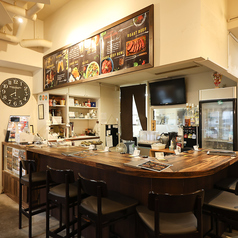 居心地の良さが魅力の当店♪お一人様でのサク飲みはもちろん、ご友人とのちょっとした飲み会や二次会、大切な人とのデートにもピッタリの特等席です!落ち着いた雰囲気のなかで美味しいお料理とお酒を嗜みながら会話も弾みます。誕生日や記念日など、特別感を演出したい日にもおすすめです!