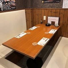 ゆっくりくつろげるソファ席は、少人数でのお食事や飲み会におすすめ。3名様からご利用いただけ、最大5名様までご利用可能です。ご家族やご友人との楽しいひとときをお過ごしください。