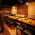 落ち着いた和の空間に設えられたテーブル席で、炭火焼のやきとんや鮮度にこだわった海鮮を堪能。飲み放題付きコースもご用意しております。和の風情を大切にしたテーブル席で逸品料理を楽しんでいただけます。気取らず過ごせる空間で、大切な方との語らいの時間をぜひご活用ください♪