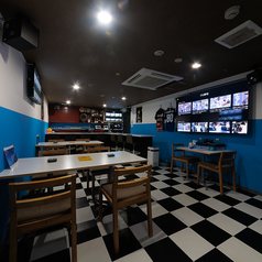 【地元のご友人との時間】に最適なテーブル席が2人用で5席ございます。連結も可能なので、複数人数でのご利用も可能です。地元の球団を応援しながら、飲み会を楽しむための理想的な空間です。親しい友人との特別なひとときをここで過ごして、楽しい思い出を作りましょう！