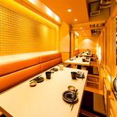 落ち着いた照明と仕切りのある席で、周囲を気にせずゆったり会話を楽しめる空間。大人の和デートにぴったりです。