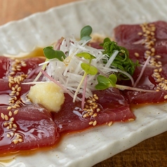 脂がのった 戻り鰹の塩胡麻たれカルパッチョ風