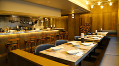 大人数でのパーティーやご宴会、各種イベントとして店舗の貸切利用が可能。（20名～50名まで対応）薪が飾られたおしゃれで洗練された空間と本格的なフレンチを、ゲスト皆様でゆったりとお楽しみいただけます。貸切をご希望の際は、まずはお気軽にご相談ください。