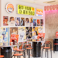 【4～6名様】壁にポスターやメニューが並ぶ、明るい雰囲気の韓国料理店です♪丸テーブルと赤い椅子が並ぶお席は、本場韓国の食堂のような活気ある空間を演出しています◎お仕事帰りの一杯や、親しいご友人との飲み会など、様々なシーンでご利用いただけます！全席喫煙可です。
