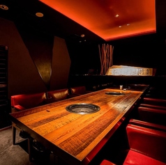 2名から8名までご利用いただける個室は、プライベートな空間でゆったりと焼肉を楽しみたい方に最適です。大切なご家族や親しい友人との食事はもちろん、ビジネスの接待や少人数の会合にもぴったり。落ち着いた雰囲気の中で、周囲を気にせずリラックスしながら、こだわりの厳選肉とお酒をご堪能いただけます。