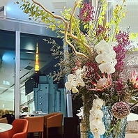 店内奥の夜景が見える空間