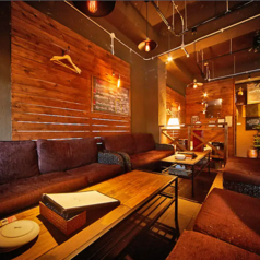 店内に入って左奥には、ウッドデッキ風の小上がりのスペースがございます。ここにはソファーシートが8席あり、ゆったりくつろいでお過ごしいただけます。女子会や記念日のパーティなどに最適な空間です♪時間が経つのを忘れてしまうほど、尽きない話に花を咲かせてください。