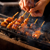 紀州備長炭で一気に焼き上げた当店名物の炭火焼き鳥！