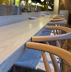 カウンター席では、目の前で職人の技を間近に体験できます。新鮮な食材が巧みに仕上げられる様子を楽しみながら、贅沢な寿司を堪能してください。特別なひとときを演出する、臨場感あふれる空間です。