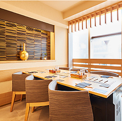 6名様用テーブル席は、大きな窓からは銀座の美しい夜景が広がり、特別な時間を演出します。無煙ロースター仕様のテーブル席では、匂いを気にせず、家族や友人との楽しい会話を楽しみながらお食事ができます。女子会や親類の集まりにもぴったりな空間です。※22時以降のご予約の場合はチャージ料金が20％となります。