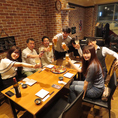 仲間とワイワイ盛り上がろう！温かみのあるレンガ調の貸切スペースで、最高のパーティーを！会社の歓送迎会や友人との集まりにぴったりで、最大14名様まで対応可能です。周りを気にせず思いっきり食べて飲んで、笑顔溢れる時間をお楽しみください！忘れられない思い出作りを全力でサポートします！
