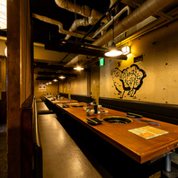 落ち着いた照明が魅力の広々テーブル席