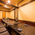 最大10席の掘りごたつ個室です。落ち着いた雰囲気の為、接待にも最適です。周りを気にせずごゆっくりお寛ぎ頂けます。同窓会や会社の部署飲み会、学校PTAの打ち上げなどにご利用頂けます。大人数でのご宴会には貸切で誰にも邪魔されず、心ゆくまで飲み会をお楽しみ頂けます。