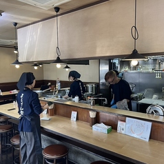 お客様に気持ちよくお食事を楽しんでいただくため、笑顔と活気ある接客を徹底しています。追加オーダーへの迅速な対応など、きめ細やかな気配りを大切に。 「また来たい」と思っていただける、温かい空間づくりに努めています。