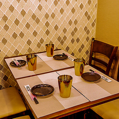 木の温もり溢れるゆったり空間♪間接照明の温もりを基調としたテーブル席がゆったりとリラックスできる空間を提供いたします。お食事はもちろん、飲み会や宴会、女子会などにも是非ご利用ください。