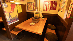 ご家族でのお食事にぴったりなテーブル席。壁いっぱいにメニューが飾られたレトロな雰囲気が魅力！！