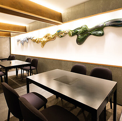 【8名~12名個室】グレーを基調とした洗練された上質な空間が広がり、心地よい落ち着きが感じられます。おしゃれなインテリアや温かみのある照明が、訪れる人々を優しく迎え入れ、リラックスした時間を提供します。大切な人との食事や特別な場面にぜひ、ご利用ください。