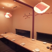 さまざまな人数に対応可能な個室も完備しているため、プライベートを大切にしたい方にもぴったりです。宴会や懇親会に最適で、少人数から団体様まで人数に合わせて対応いたします。どんなシーンでも安心してご利用いただけます。ご相談、ご予約お待ちしております。和風の個室でゆったりとお酒とお料理をお楽しみください。
