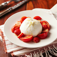 季節の果物とトマトのブラータチーズ/Burrata cheese with seasonal fruits and tomatoes