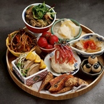 当店人気メニューの鮮やかな色どりの八寸前菜おまかせ盛合せ◎