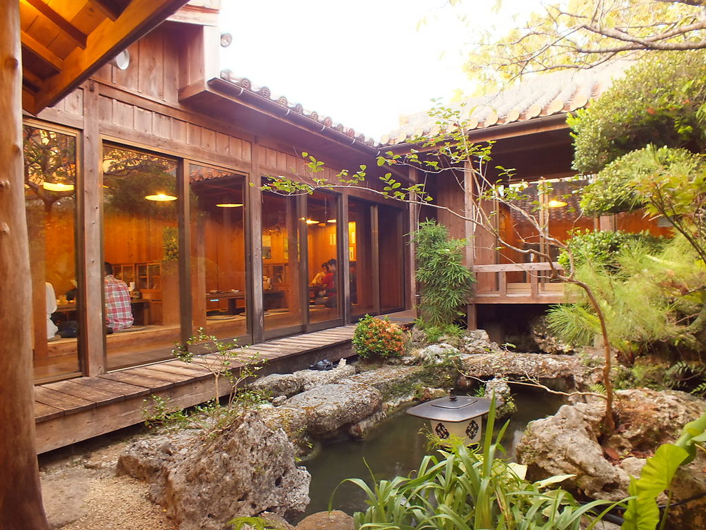 池を見渡せる一番座は人気のお席。ご予約はお早目に！