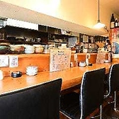 ひとりでも気軽に立ち寄れるカウンター席をご用意しています。落ち着いた雰囲気の中で、心ゆくまでお食事を楽しめる空間です。お仕事帰りや休日のリラックスタイムに、ぜひお立ち寄りください。お一人様歓迎のアットホームな雰囲気が魅力です。