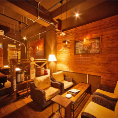 リラックスして過ごせる～4名様用のソファー席を2卓ご用意しています。テーブルの上のキャンドルが、落ち着きとぬくもりを与えています。ソファーに深く腰掛け、のんびりと食事やお酒をお楽しみください。どこか懐かしさを感じるアンティークな雰囲気の中、素敵なひと時を。