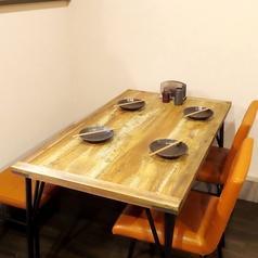 グループでの利用に便利なお席です。少人数でのご宴会やご家族での夕食など、皆で料理を囲んで会話を楽しみたい時にぴったり。どんなシーンでも使いやすい、定番のテーブル席です。