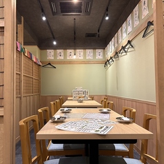 【最大12名様まで利用可能な個室】周囲を気にせず盛り上がりたい宴会に最適な、個室をご用意！3部屋を連結することで、会社の飲み会や打ち上げ、各種集まりにも柔軟に対応◎コース料理を囲みながら、賑やかな時間を過ごせるのが魅力。駅から徒歩圏内の好立地なので、集合・解散もスムーズで安心してお楽しみいただけます。