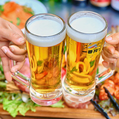 極上リゾートで乾杯！キンキンに冷えたプレミアムビールの写真