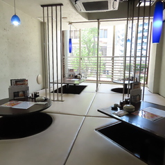 ゆったりめのソファー席もご用意しております。少人数でのご利用や、貸切も可能です！窓からは、路面電車が走っており風情を感じながら、おくつろぎください！