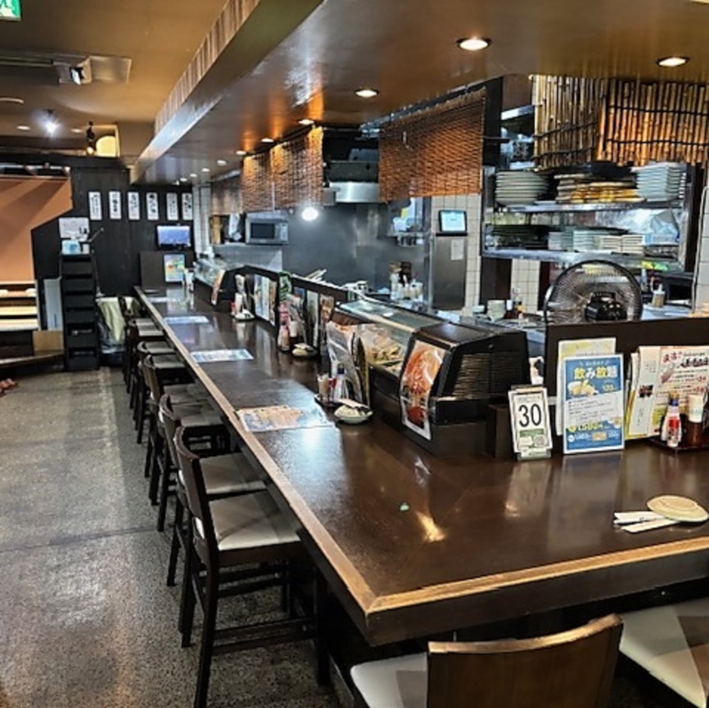 おひとり様での晩酌や、ご友人同士のサク飲みに使いやすいカウンター席もございます！