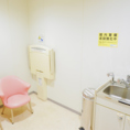 同ビル３階に専用授乳室&オムツ交換台あります。※画像はイメージです