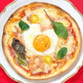 料理メニュー写真&nbsp;ベーコンと玉子のピザ