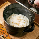 当店では、南魚沼塩沢から直送の新鮮なコシヒカリを使用しています。豊かな自然環境で育まれたこのお米は、ふっくらとした食感と甘みが特徴。料理との相性も抜群で、まさに日本の味を堪能できる一品です。