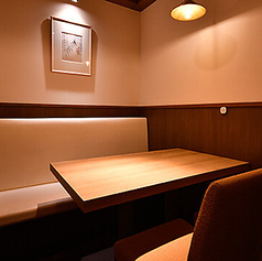4名様までご利用可能な個室もご用意しています！周りに気兼ねなく料理や会話をお楽しみいただけます。