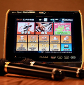 カラオケもあります！必ず事前にお問合わせ下さい。高音質の大きなスピーカーを４台完備。ワイヤレスマイク２本。予約状況により使えない場合もございますので、必ず事前にお問合わせ下さい。別途料金がかかります。最新曲まではいっています。