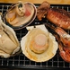 サザエ、牡蠣、帆立、新鮮な魚介類を自分で焼くスタイル