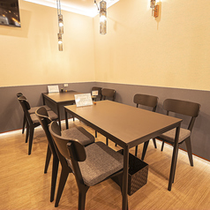 店内は明るく、和洋折衷を意識したこだわりの内装が魅力。やわらかな間接照明が心地よく、ゆったりとした時間を過ごせます。テーブル席は4名掛けが2卓あり、友人同士やご家族での食事にもぴったり。落ち着いた雰囲気でお料理をお楽しみいただけます。