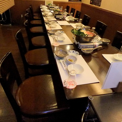 各種宴会に最適なテーブルのお席。最大40名様までご利用いただけるお席のご用意もあります。