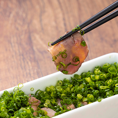 馬タンローストの葱塩まみれ