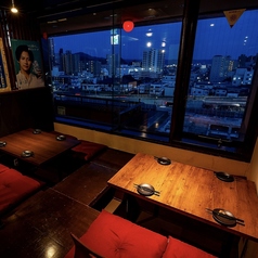 窓際の夜景席では、福島の街並みを見渡しながら食事を楽しめます。落ち着いた照明と開放感のある眺めは、接待や記念日など特別なシーンをより華やかに彩ります。