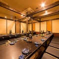 大広間は最大25名様までご利用可能です！そして、美味しい料理揃っています。楽しい宴会にはうまい酒と絶品料理が欠かせません。自慢の鮮魚が贅沢に使われたお刺身や炉端焼き、甘くて美味しい野菜を使った一品など、幸せになる料理が満載です！各種予算に合わせたコースをご用意しております。