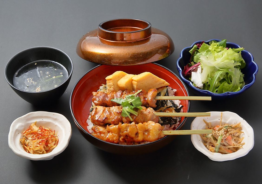 炭火で焼いたタレの香ばしさが後をひく福島県産鶏の焼鳥とふんわり厚焼き卵が味わえる「炭火焼鳥丼」