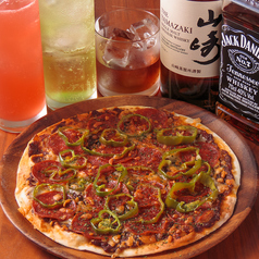 自家製トマトソースのペパロニピザ