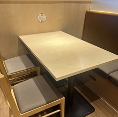 木の温もりが感じられる店内の奥には、ご友人やグループでのご利用に最適な4名様用のテーブル席をご用意しております。広々としたテーブルで、仕事仲間との宴会や、女子会、ご家族との食事など、様々なシーンでゆったりとおくつろぎいただけます。テーブルを連結することで、最大8名様までのグループにも柔軟に対応可能。